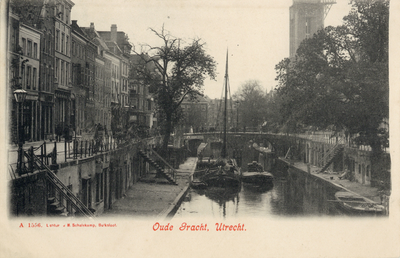 603386 Gezicht op de Oudegracht Tolsteegzijde te Utrecht met op de achtergrond de Hamburgerbrug.